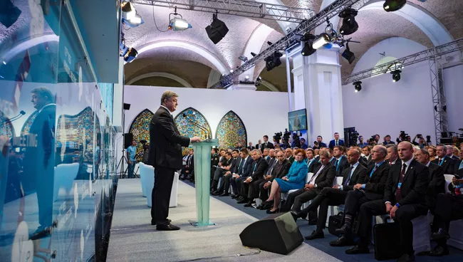 Президент Украины Петр Порошенко (справа) выступает на 12-й ежегодной встречи Ялтинской Европейской Стратегии в Киеве. Архивное фото