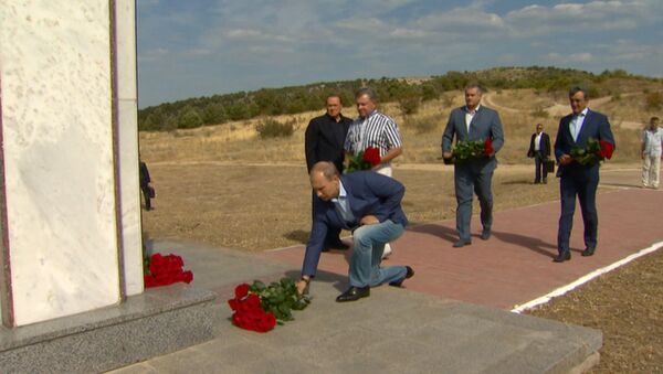 Путин и Берлускони под вспышки фотокамер возложили цветы к мемориалу в Крыму