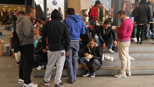 Беженцы из стран Ближнего Востока на железнодорожном вокзале Келети в Будапеште. Архивное фото