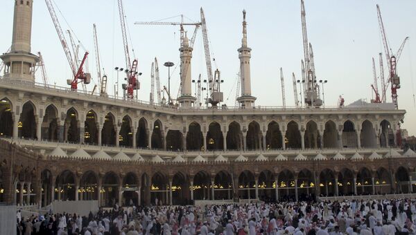 Мечеть аль-Харам в Мекке окруженная строительными кранами, архивное фото