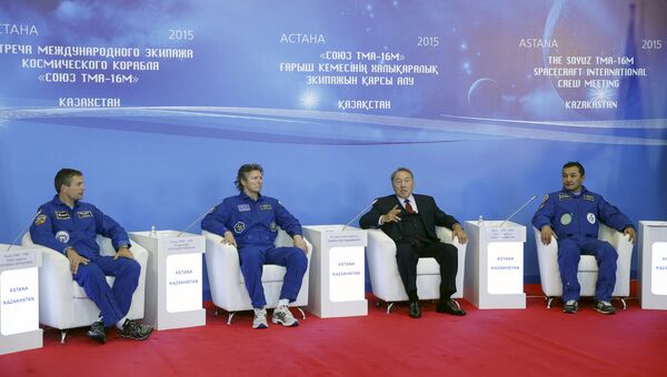 Президент Казахстана и вернувшиеся с МКС члены экипажа Союза ТМА-16М
