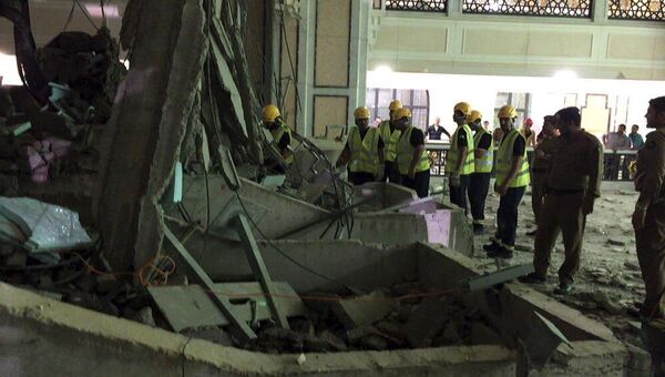 Спасатели рядом с рухнувшим на мечеть краном в Мекке, 11 сентября 2015 года