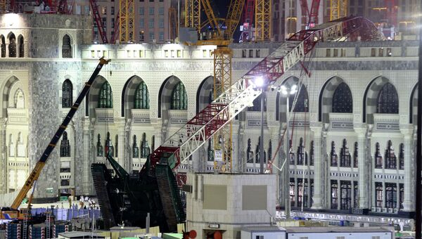 Место падения строительного крана в мечети в Мекке