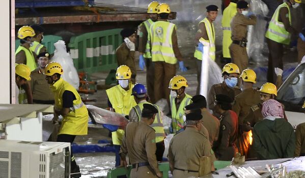 Спасатели на месте падения строительного крана в мечети в Мекке