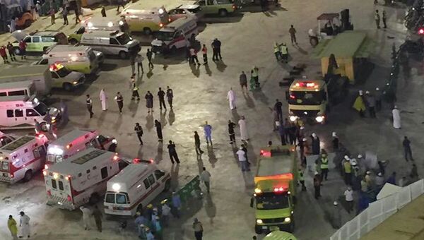 Автомобили скорой помощи на месте падения строительного крана в мечети в Мекке