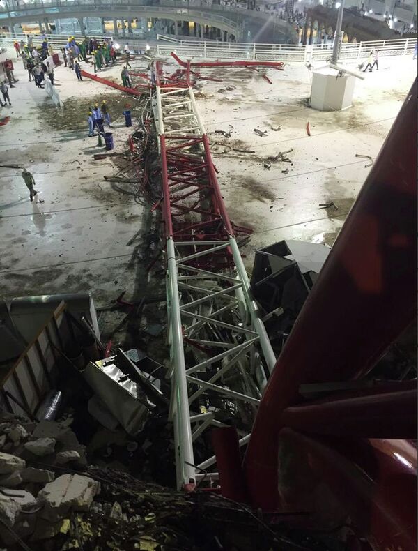 Место падения строительного крана в мечети в Мекке
