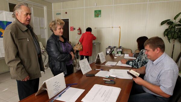 Избиратели регистрируются на избирательном участке №1817 в селе Вольно-Надеждинское Приморского края