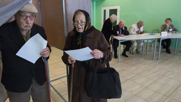 Пенсионеры на избирательном участке, архивное фото