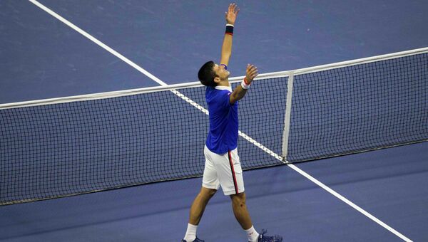 Сербский теннисист Новак Джокович празднует победу в турнире Большого Шлема