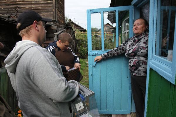 Жительница Новосибирска голосует на дому в единый день голосования