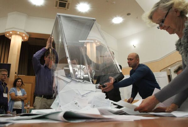 Члены избирательной комиссии считают голоса на избирательном участке в Новосибирске