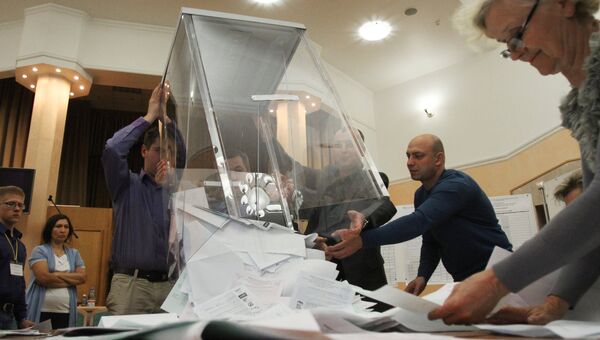 Члены избирательной комиссии считают голоса на избирательном участке в Новосибирске