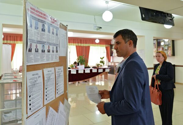 Избиратель в единый день голосования на избирательном участке №112 в Гудермесе