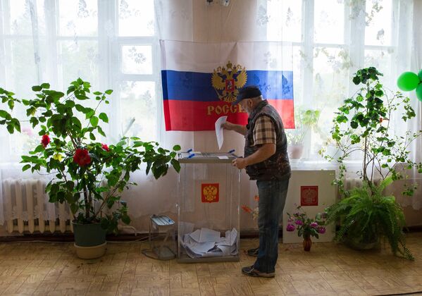 Житель села Мицулевка Корсаковского района Сахалинской области на избирательном участке