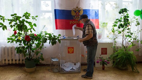 Житель села Мицулевка Корсаковского района Сахалинской области на избирательном участке. Архивное фото