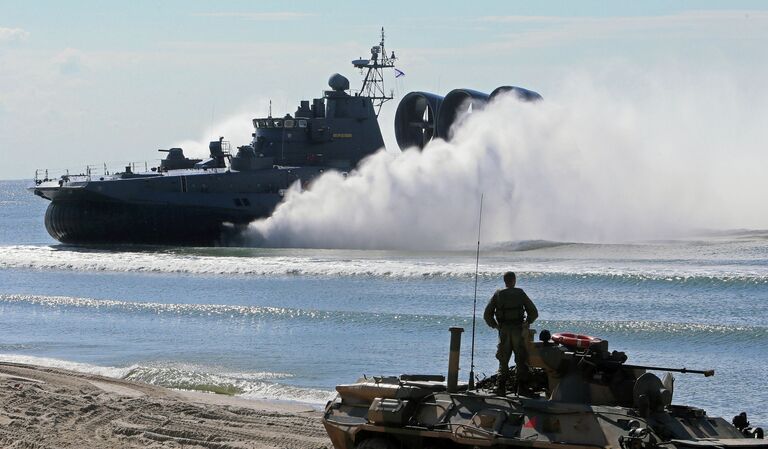 Малый десантный корабль на воздушной подушке Мордовия и бронетранспортер БТР-80 на совместных российско-белорусских учениях Щит Союза-2015 в Калининградской области