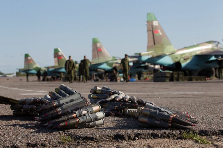 Вооружение самолетов Су-25 авиационной группы Военно-воздушных сил Белоруссии, участвующей в первом этапе совместного российско-белорусского оперативного учения Щит Союза - 2015, на аэродроме в городе Пушкин