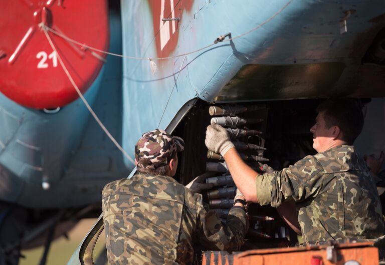 Военнослужащие у самолета Су-25 авиационной группы Военно-воздушных сил Белоруссии, участвующей в первом этапе совместного российско-белорусского оперативного учения Щит Союза - 2015, на аэродроме в городе Пушкин