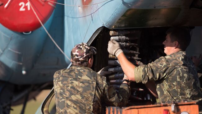 Военнослужащие у самолета Су-25 авиационной группы Военно-воздушных сил Белоруссии. Архивное фото