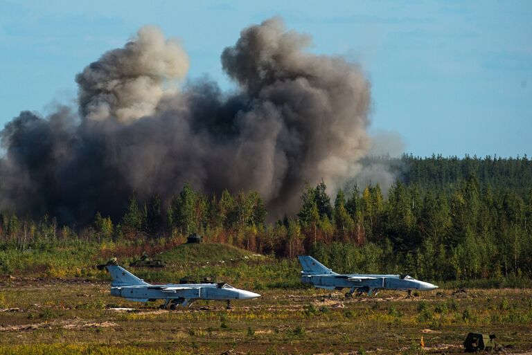 Муляжи военной техники во время совместных российско-белорусских оперативных учений Щит Союза - 2015 на полигоне в Ленинградской области