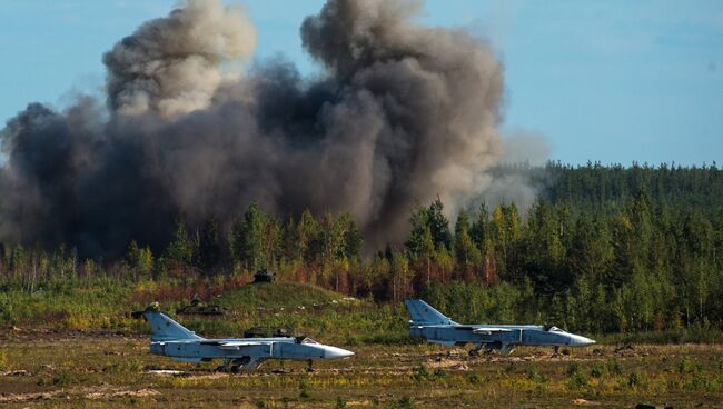 Муляжи военной техники во время совместных российско-белорусских оперативных учений Щит Союза - 2015 на полигоне в Ленинградской области