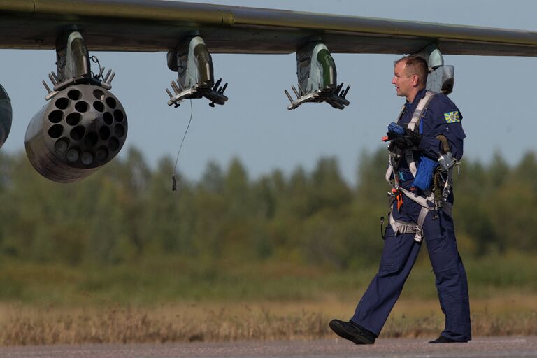 Военнослужащий у самолета Су-25 ВВС Белоруссии, участвующей в первом этапе совместного российско-белорусского оперативного учения Щит Союза - 2015, на аэродроме в городе Пушкин