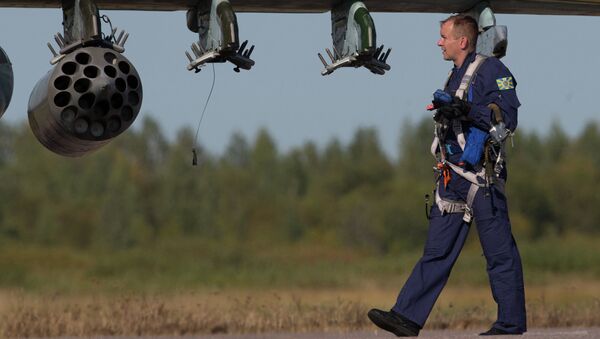 Военнослужащий у самолета Су-25 ВВС Белоруссии. Архивное фото