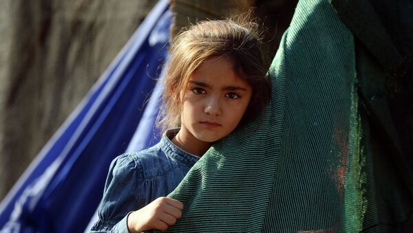 Девочка в лагере беженцев с Ближнего Востока на греческом острове Лесбос. Архивное фото