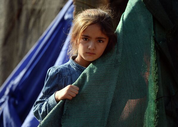 Девочка в лагере беженцев с Ближнего Востока на греческом острове Лесбос
