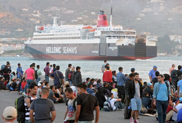 Беженцы с Ближнего Востока в порту города Митилини на греческом острове Лесбос