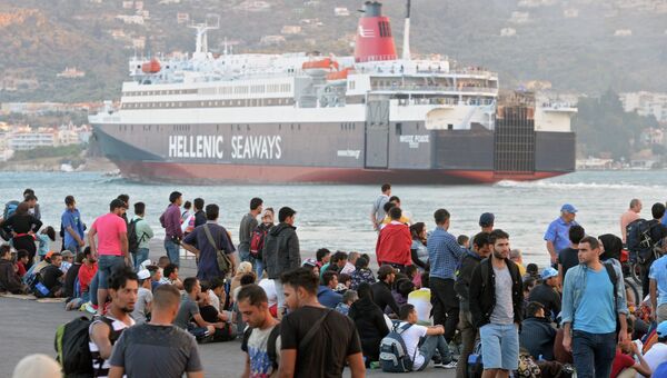Беженцы с Ближнего Востока в порту города Митилини на греческом острове Лесбос. Архивное фото