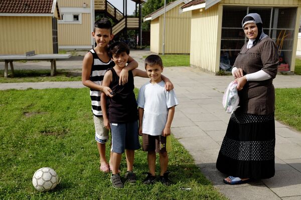 Переселенцы с Ближнего Востока, получившие официальный статус беженцев, в поселении для беженцев на окраине Гамбурга