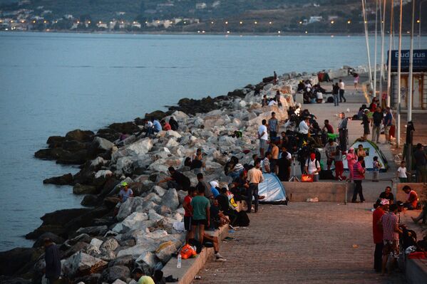 Беженцы с Ближнего Востока на набережной г. Митилини на греческом острове Лесбос