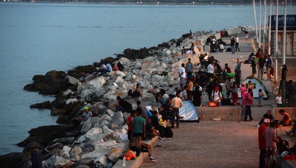 Беженцы с Ближнего Востока на набережной г. Митилини на греческом острове Лесбос