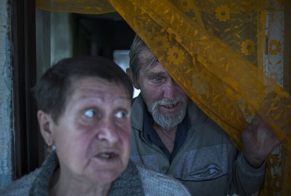 Геннадий Гришин провожает волонтёров Общества милосердия 77 на крыльце своего дома в Донецке