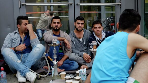Беженцы с Ближнего Востока у выставочного центра в Гамбурге. Архивное фото