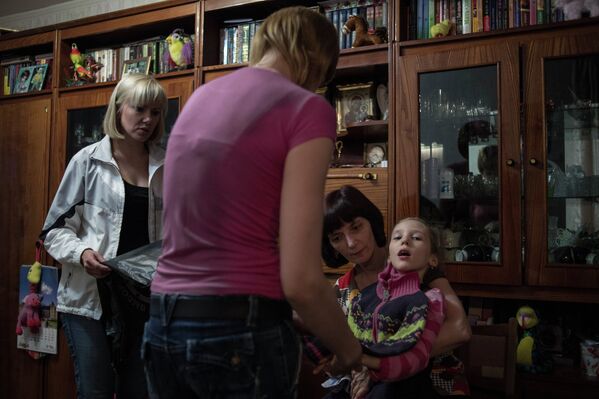 Волонтеры Общества милосердия 77 дома у Светланы Сабиной в Донецке