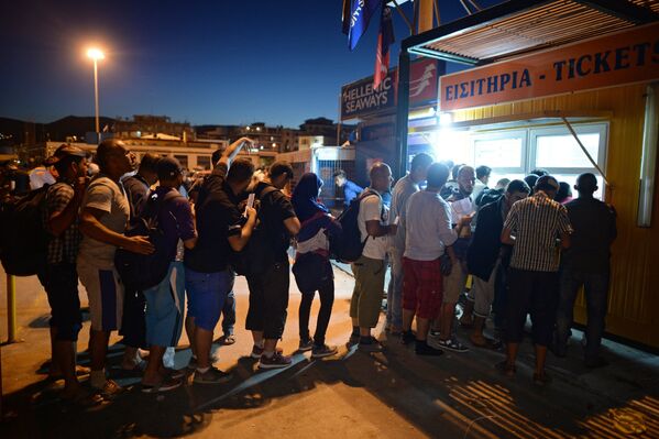 Беженцы с Ближнего Востока у билетных касс на греческом острове Лесбос