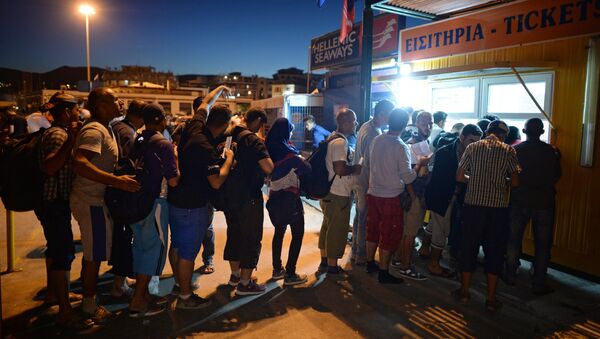 Беженцы с Ближнего Востока у билетных касс на греческом острове Лесбос