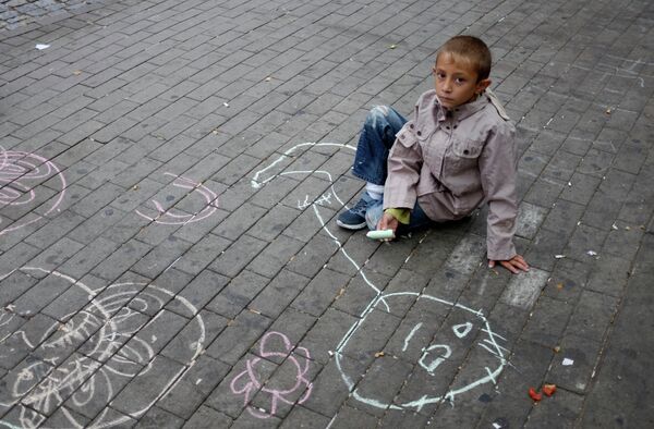 Ребенок из семьи беженцев с Ближнего Востока на улице Гамбурга