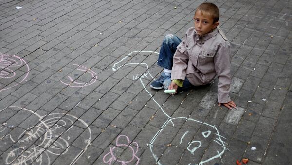 Ребенок из семьи беженцев в Европе. Архивное фото