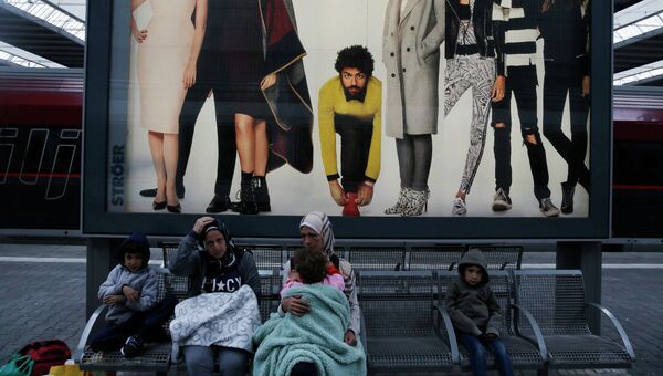 Беженцы с Ближнего Востока на железнодорожном вокзале в Мюнхене. Архивное фото
