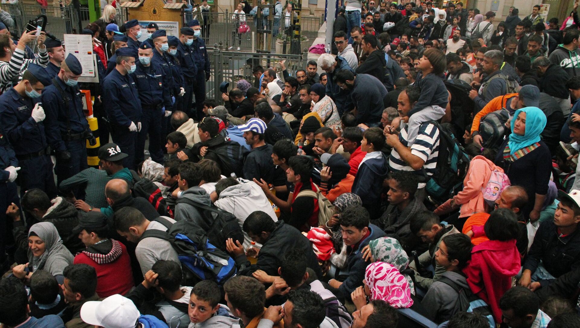 Европа нападение. Мигранты в Европе. Беженцы арабы в Европе. Толпа беженцев. Толпа мигрантов.
