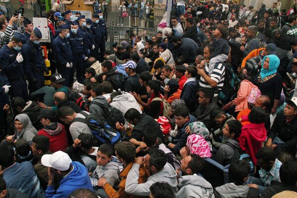 Беженцы на вокзале Келети в Будапеште ждут посадки в поезда до границы с Австрией