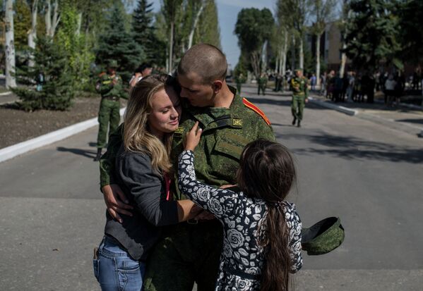Военнослужащий после церемонии прибивания Боевого знамени училища к древку в Донецком высшем общевойсковом командном училище