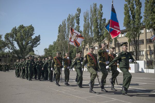 Военнослужащие на церемонии прибивания Боевого знамени училища к древку в Донецком высшем общевойсковом командном училище