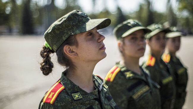 Военнослужащие на церемонии прибивания Боевого знамени училища к древку в Донецком высшем общевойсковом командном училище