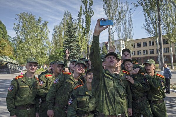 Военнослужащие после церемонии прибивания Боевого знамени училища к древку в Донецком высшем общевойсковом командном училище