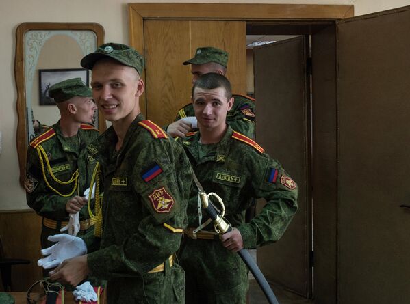 Военнослужащие после церемонии прибивания Боевого знамени училища к древку в Донецком высшем общевойсковом командном училище