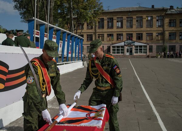 Военнослужащие на церемонии прибивания Боевого знамени училища к древку в Донецком высшем общевойсковом командном училище